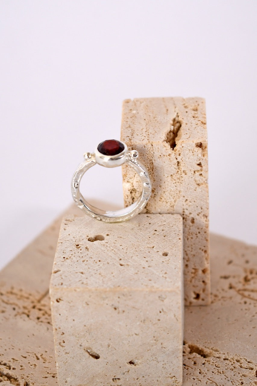 Anillo Raíz Carmesí